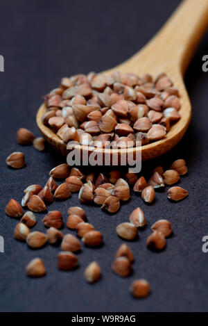 Il grano saraceno in cucchiaio di legno, Polygonum fagopyrum Foto Stock