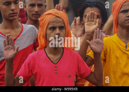 Kathmandu, Nepal. Il 15 agosto, 2019. I giovani sacerdoti indù eseguire rituali durante il festival. Il Janai Purnima Festival è anche noto come il filetto sacred festa durante la quale gli uomini indù, specialmente il Brahmans e Chettris, eseguire la loro annuale modifica di Janai, un giallo cotone stringa indossato sul torace o legato attorno al polso per la protezione e la purificazione. Credito: SOPA Immagini limitata/Alamy Live News Foto Stock