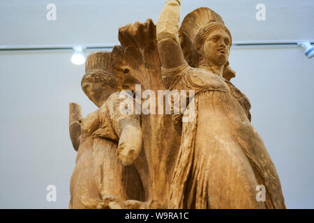 Statue di ballerini che si trovava in cima a una alta colonna a Delphi in mostra al museo di Delphi Foto Stock