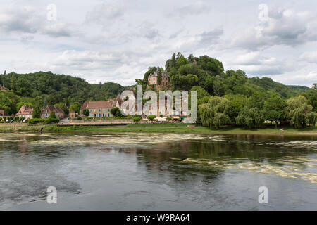 Villaggio di Limeuil, Francia. Vista pittoresca del villaggio di Limeuil, con il fiume Dordogna in primo piano. Foto Stock