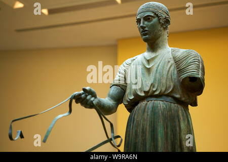 L'auriga di Delfi, uno dei più noti antiche statue greche, fusa in bronzo in 478BC nel museo Delphi Foto Stock