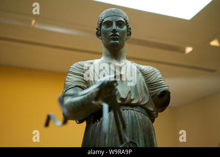 L'auriga di Delfi, uno dei più noti antiche statue greche, fusa in bronzo in 478BC nel museo Delphi Foto Stock