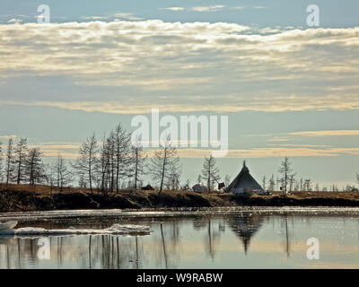 Yurta delle popolazioni indigene del nord di Yamal. Wigwam da pelli di renne Foto Stock