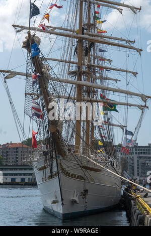 Visualizzazione verticale del Cisne Branco durante la preparazione per la Tall Ship Race nel porto di Bergen, Norvegia 2019 Foto Stock