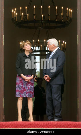 Berlino, Germania. Il 15 agosto, 2019. Il Presidente federale Frank-Walter Steinmeier e sua moglie Elke Büdenbender sono in piedi nella parte anteriore del castello di Bellevue di attesa per il Presidente della Lituania. Credito: Wolfgang Kumm/dpa/Alamy Live News Foto Stock