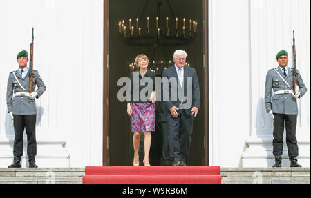 Berlino, Germania. Il 15 agosto, 2019. Il Presidente federale Frank-Walter Steinmeier e sua moglie Elke Büdenbender sono in piedi nella parte anteriore del castello di Bellevue di attesa per il Presidente della Lituania. Credito: Wolfgang Kumm/dpa/Alamy Live News Foto Stock