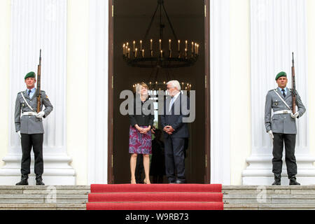 Berlino, Germania. Il 15 agosto, 2019. Il Presidente federale Frank-Walter Steinmeier e sua moglie Elke Büdenbender sono in piedi nella parte anteriore del castello di Bellevue di attesa per il Presidente della Lituania. Credito: Wolfgang Kumm/dpa/Alamy Live News Foto Stock