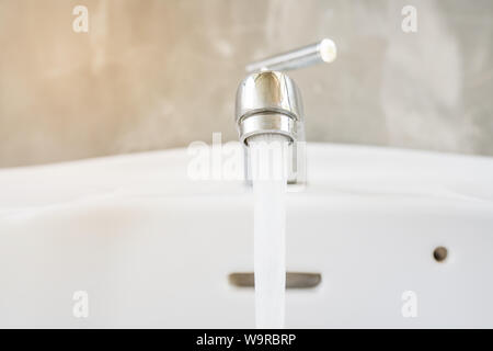 rubinetto dell'acqua con gocce d'acqua. Perdite d'acqua, concetto di risparmio Foto Stock