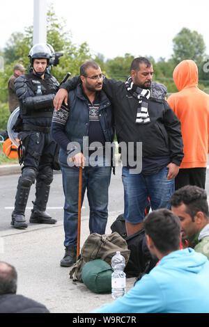 Bregana, Slovenia - 20 settembre, 2015 : i rifugiati siriano sul bloccato frontiera slovena con la Croazia. I migranti sono in attesa per la authoritie Foto Stock