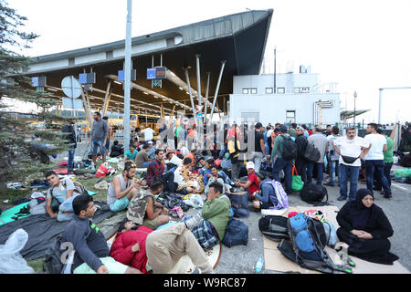 Bregana, Slovenia - 19 Settembre 2015 : un grande gruppo di rifugiati siriano con la chiusura del confine sloveno con la Croazia. I migranti sono in attesa per TH Foto Stock