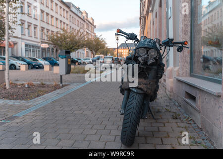 CHEMNITZ, Germania - 14 agosto 2019 le vecchie e arrugginite motociclo su una strada recante su una casa. Foto Stock