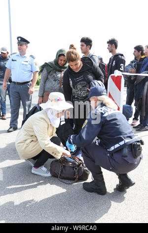 Bregana, Slovenia - 20 settembre, 2015 : il controllo di polizia rifugiati siriano presso la frontiera slovena con la Croazia. I migranti sono in attesa per l'au Foto Stock