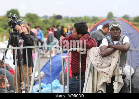 Bregana, Slovenia - 20 settembre, 2015 : i profughi alla frontiera slovena con la Croazia. I migranti sono in attesa per le autorità di aprire la borde Foto Stock