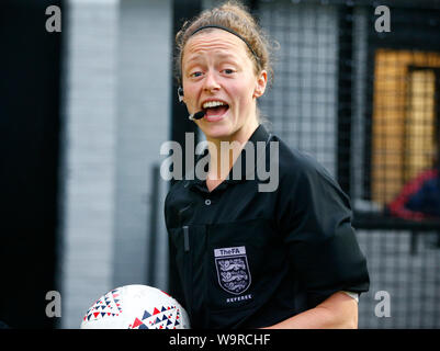 Boreham Wood, Regno Unito. 14 Ago, 2019. BOREHAMWOOD, Inghilterra - 14 agosto: arbitro Kirsty Dowle durante la pre-stagione amichevole tra l'Arsenal e Barcellona Donne al Parco Prato su agosto 14, 2019 a Borehamwood, Inghilterra. Credit: Azione Foto Sport/Alamy Live News Foto Stock