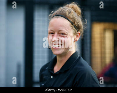 Boreham Wood, Regno Unito. 14 Ago, 2019. BOREHAMWOOD, Inghilterra - 14 agosto: arbitro Kirsty Dowle durante la pre-stagione amichevole tra l'Arsenal e Barcellona Donne al Parco Prato su agosto 14, 2019 a Borehamwood, Inghilterra. Credit: Azione Foto Sport/Alamy Live News Foto Stock