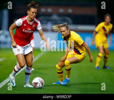 Boreham Wood, Regno Unito. 14 Ago, 2019. BOREHAMWOOD, Inghilterra - 14 agosto: Katrine Veje di Arsenal durante la pre-stagione amichevole tra l'Arsenal e Barcellona Donne al Parco Prato su agosto 14, 2019 a Borehamwood, Inghilterra. Credit: Azione Foto Sport/Alamy Live News Foto Stock