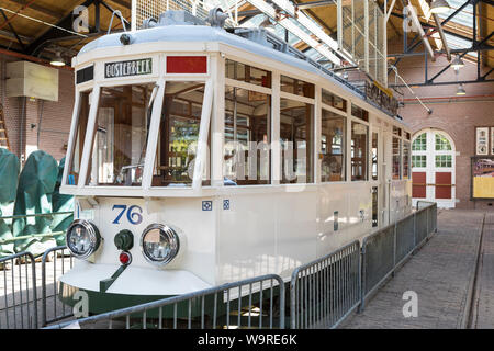 Tram storico a open air museum di Arnhem nei Paesi Bassi Foto Stock