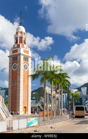 Hong Kong - Luglio 13, 2017: la gente a piedi vicino alla Torre dell'orologio di Hong Kong. Questo punto di riferimento è situato sulla riva meridionale del quartiere di Tsim Sha Tsui, Kowloon Foto Stock