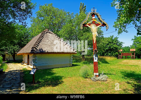 Heimatmuseum, Göcseji Village Museum, Haus, Reetdach, Wegkreuz Foto Stock