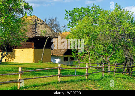 Örség, Wächterregion, Museumsdorf, Pityerszer, Häuser, Reetdach Foto Stock