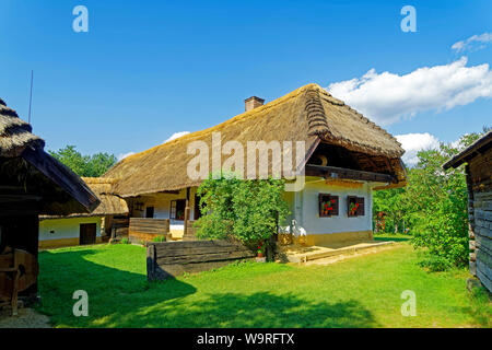 Örség, Wächterregion, Museumsdorf, Pityerszer, Häuser, Reetdach Foto Stock