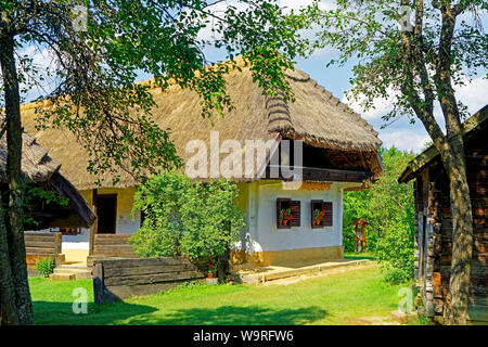 Örség, Wächterregion, Museumsdorf, Pityerszer, Häuser, Reetdach Foto Stock