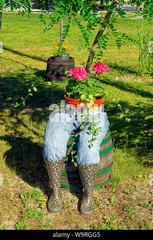 Blumendekoration, kurios, Jeans, Stiefel Foto Stock