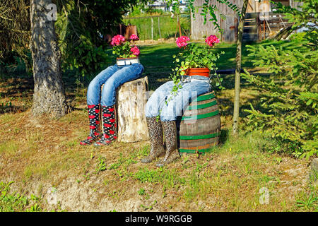 Blumendekoration, kurios, Jeans, Stiefel Foto Stock