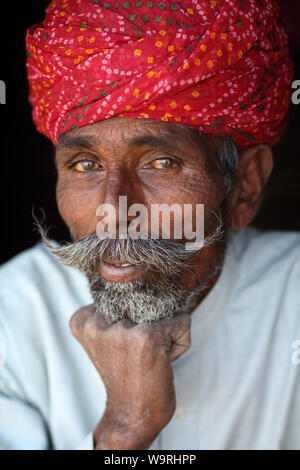 Il vecchio uomo di Rajasthani con turbante tradizionale e i baffi in Jaisalmer, India Foto Stock