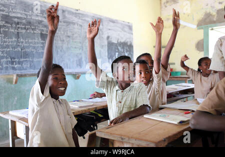 Gli studenti della scuola primaria di Morondava, Madagascar. A causa della crisi politica in Madagascar è tra i paesi più poveri del mondo Foto Stock