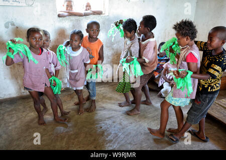 Gli studenti provano un ballo per Independance giorno in una scuola primaria in Anakao, Madagascar. Foto Stock