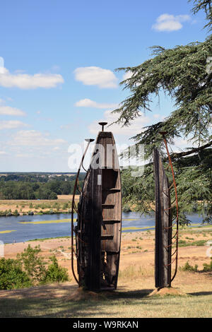 El Anatsui sculture nei giardini di Chaumont-sur-Loire chateau, Valle della Loira, in Francia luglio 2019. Parte del 2019 stagione di arte Foto Stock