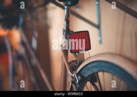 Primo piano della luce posteriore della bicicletta Foto Stock