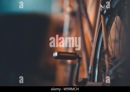 Primo piano del pedale e della ruota della bicicletta Foto Stock