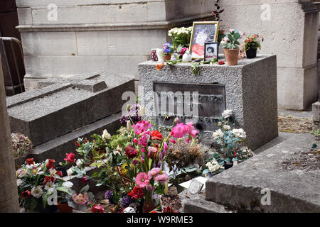 Alla tomba di Jim Morrison, il cimitero di Pere-Lachaise Parigi, Francia Agosto 2019 Foto Stock
