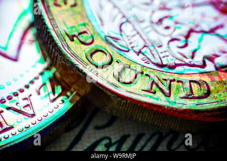 Sterlina inglese monete e banconote Foto Stock