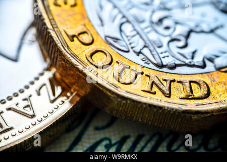 Sterlina inglese monete e banconote Foto Stock