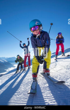 Familie beim Skifahren im Skigebiet von Zuoz GR.Caption locale *** Foto Stock