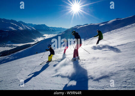 Familie beim Skifahren im Skigebiet von Zuoz GR.Caption locale *** Foto Stock