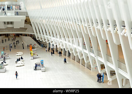 Centro commerciale al World Trade Center Complex in Manhattan. Occhio e la stazione della metropolitana. La città di New York, Stati Uniti d'America Foto Stock
