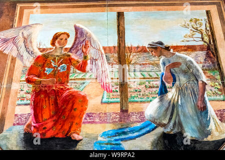 Inghilterra, East Sussex, Polegate, Berwick, San Michele e Tutti gli Angeli Chiesa, pittura murale dell'Annunciazione dal Bloomsbury set artista Vanessa Bell Foto Stock