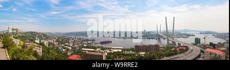 Ponte strallato " Il Ponte Zolotoy' a Vladivostok. Panorama. Foto Stock