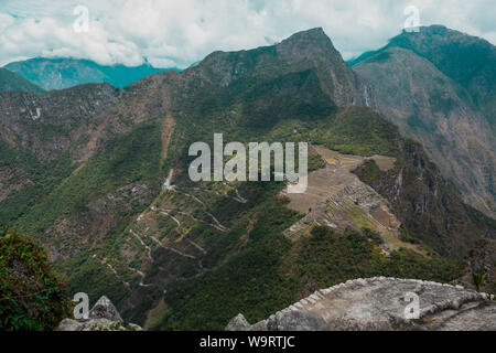 Vista di Machu Picchu da Hayna Picchu mountain Foto Stock