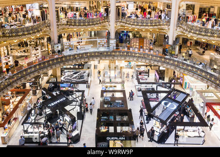 Parigi Galeries Lafayette - Interno della sistemazione di French department store nel nono arrondissement di Parigi, in Francia, in Europa. Foto Stock