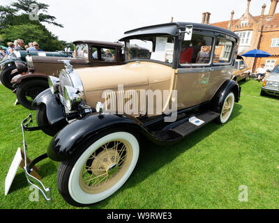 1928 Ford modello A Tudor Sedan con bagagli tronco su torna al Festival Helmingham di Classic & Sports Cars 2019 Foto Stock