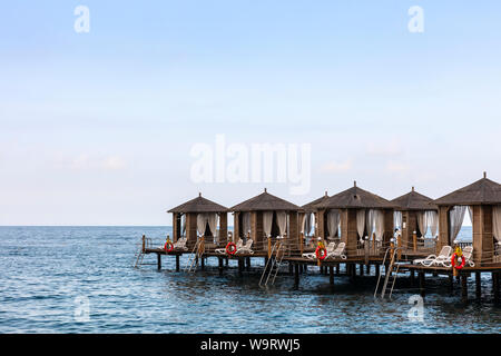 Luxury beach cabanas su un molo in legno in mare. Foto Stock
