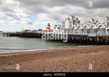 South Parade Pier, Southsea, Portsmouth nel mese di agosto il sole. Il parco di divertimenti è mostrato a sinistra dell'immagine Foto Stock