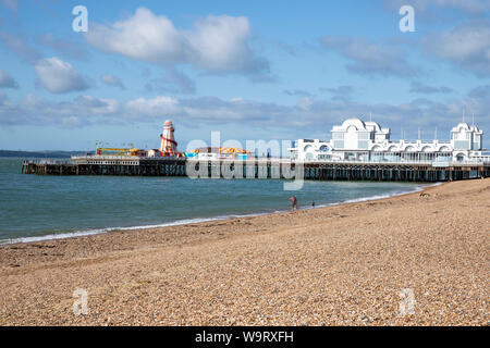South Parade Pier, Southsea, Portsmouth nel mese di agosto il sole. Il parco di divertimenti è mostrato a sinistra dell'immagine Foto Stock