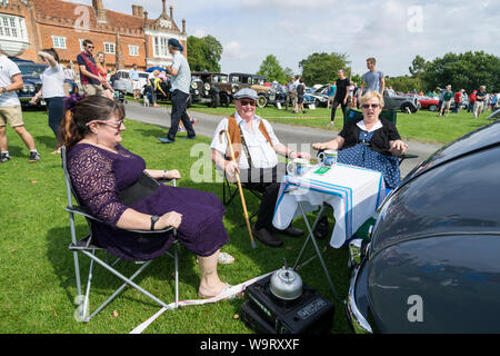 I proprietari di 1953 Austin A40 Somerset in costume presso il Festival Helmingham di Classic & Sports Cars 2019 Foto Stock