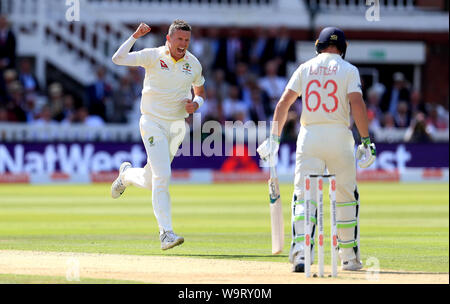 Australia Peter Siddle celebra tenendo il paletto di Inghilterra del Jos Buttler (a destra), catturati da Tim Paine, durante il giorno due di ceneri Test match al Signore, Londra. Foto Stock